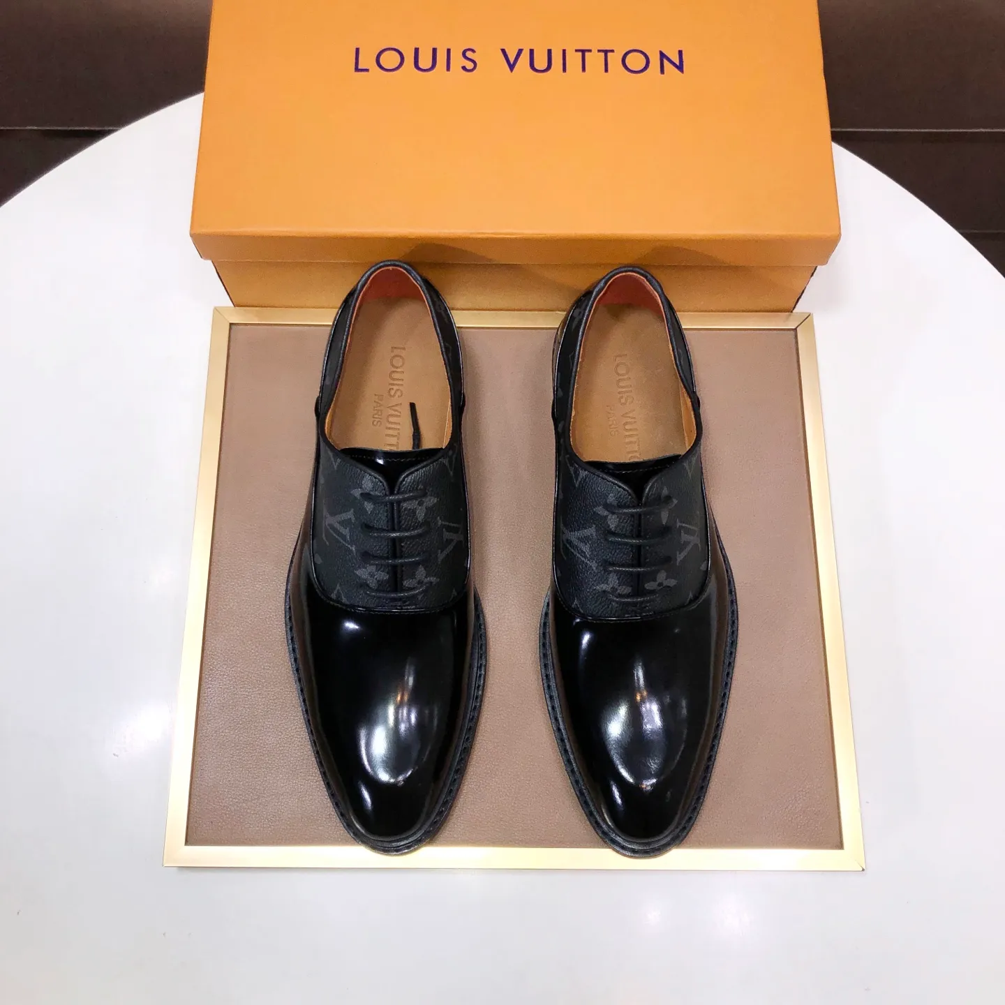 Men's men's shoes💰460💰【LV】(sheepskin lining) formal men's shoes! The high-end formal wear style is luxurious and elegant, with both practicality and style. We pay special attention to quality and details. The original version at the counter is 1:1 ultra-accurate replica👍🏻 The shoe last, leather, workmanship and comfort are not inferior! Material: imported cowhide upper, soft first layer of sheepskin! Code number: 38-45 (45 customized)